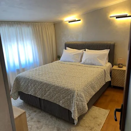 - 3 Bedroom Near 康斯坦察