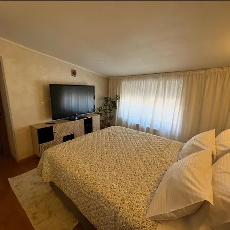 公寓 - 3 Bedroom Near *